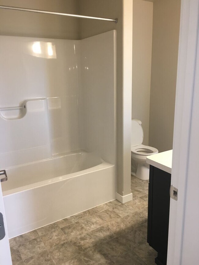 Building Photo - 4 Bed 2 Bath Single Family Home