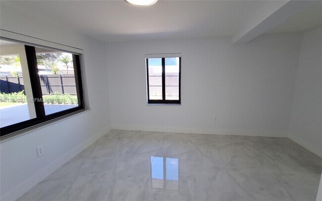 Building Photo - 216 Shadow Way