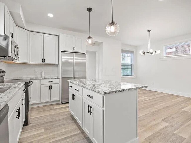 Building Photo - 852 Oakwood Ave