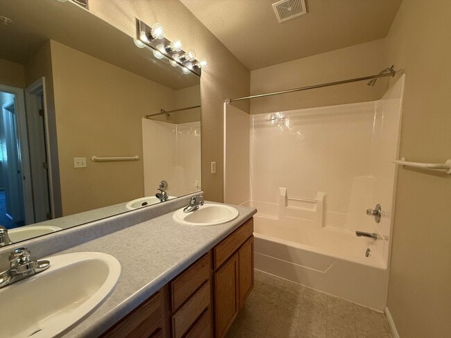 Building Photo - Amazing 3 bed, 3.5 bath Condo in Rigden Farm!