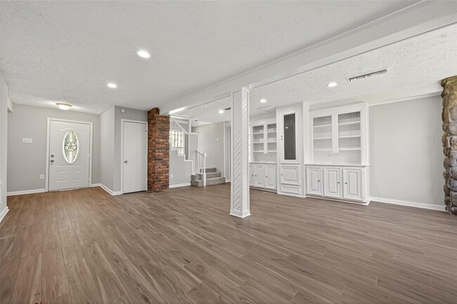 Building Photo - 1305 St Lawrence River Rd