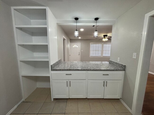 Building Photo - 3 Bedroom 2 Bath with Separate Mother in Law Suite