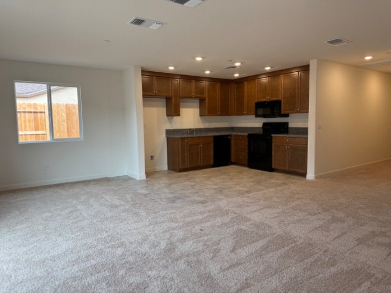 Building Photo - 221 Dylan St