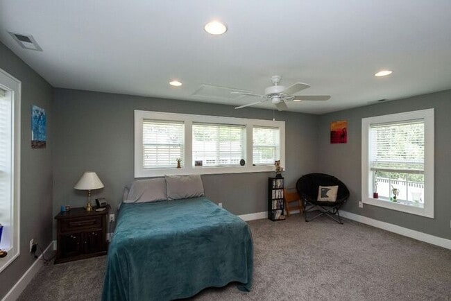 Building Photo - $4,400 | 5 Bedroom, 3 Bathroom House | Pet...