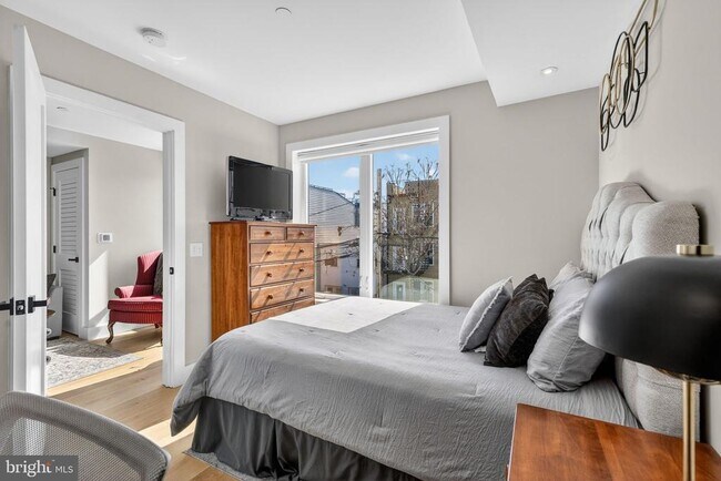 Building Photo - 919 12th St NE