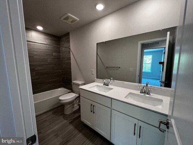 Building Photo - 327 Foundry St