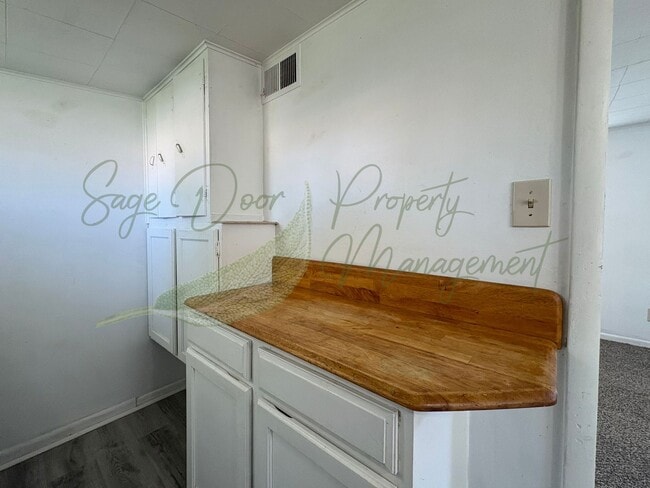 Building Photo - CHARMING STUDIO HOME!!!!