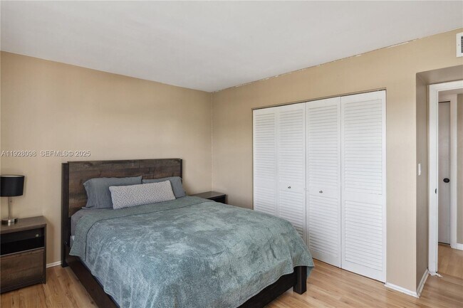 Building Photo - 401 Golden Isles Dr