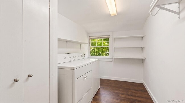 Building Photo - 376 Montauk Hwy