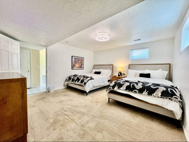 Building Photo - Large, stylish home in heart of Liberty twp.