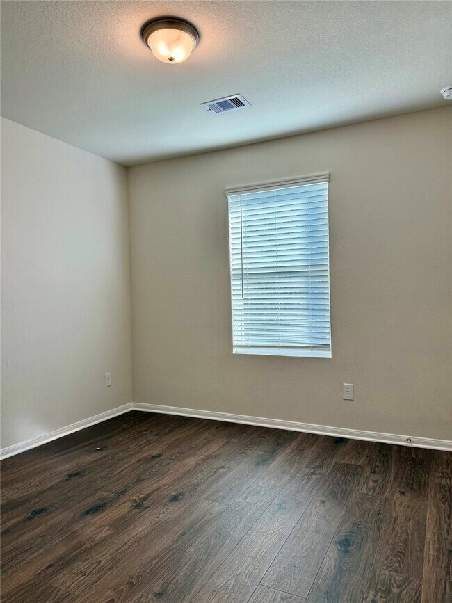 Building Photo - 405 Magnolia Ln