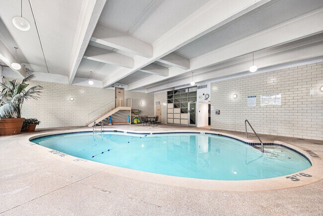 Building Photo - Spacious 1 bedroom home in the heart of Capital Hill! 1 Reserved Parking Space and Storage Unit!