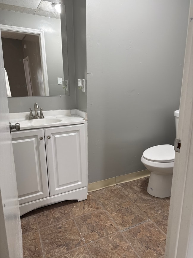 Building Photo - Great 2 bed 1.5 bath home includes bonus room and has central air conditioning!