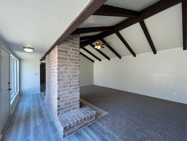 Building Photo - SPACIOUS SOUTHSIDE DUPLEX!