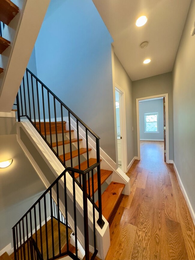 Building Photo - Spacious 3-Bedroom Townhome with Modern Am...