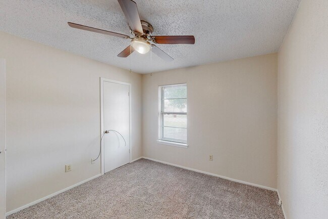 Building Photo - Coming Soon! Comfortable 3 bd / 2 ba Home for Lease in Cleburne