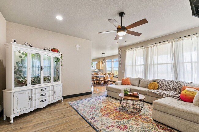 Building Photo - 4 Bedroom, 4 bathroom, Plus office and Loft!