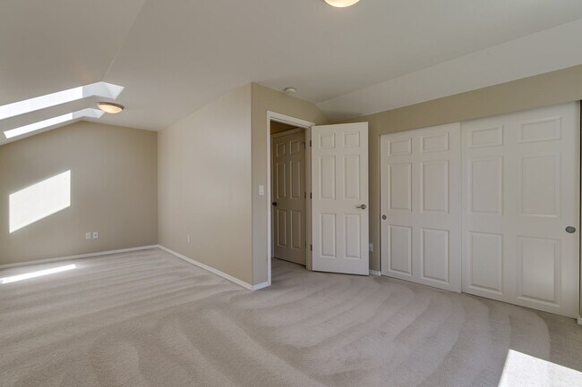 Building Photo - Shoreline Rambler Available NOW! 4 Bed 2 Bath w/spacious backyard!