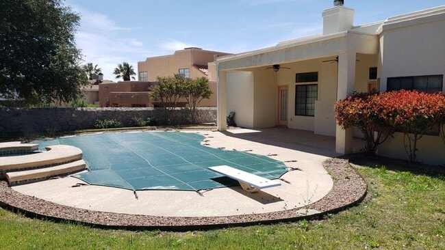 Building Photo - Beautiful Home with Pool and Hot Tub!