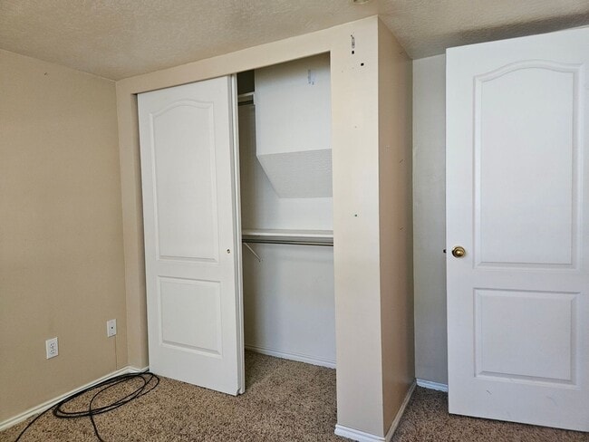 Building Photo - Beautiful 3 Bedroom/2.5 Bathroom in Midvale