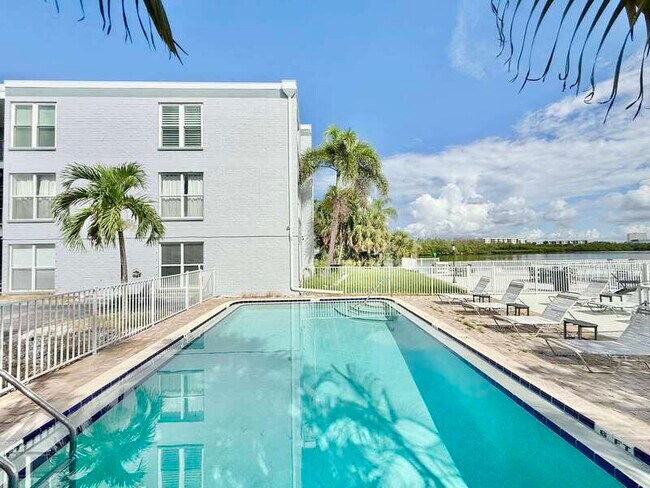 Building Photo - 1859 Shore Dr S