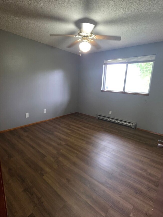 Building Photo - NE Tacoma "Retro" Rambler home - 3 bedroom plus den with 1 bathroom, 2 car garage, AC units - Ava...
