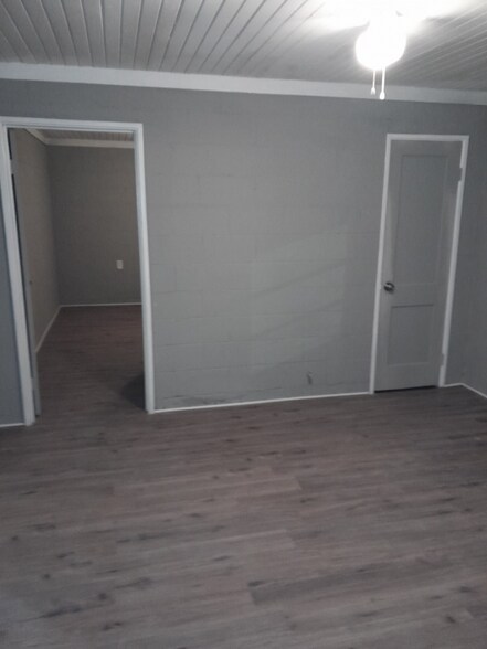 Building Photo - 1003 16th Ct