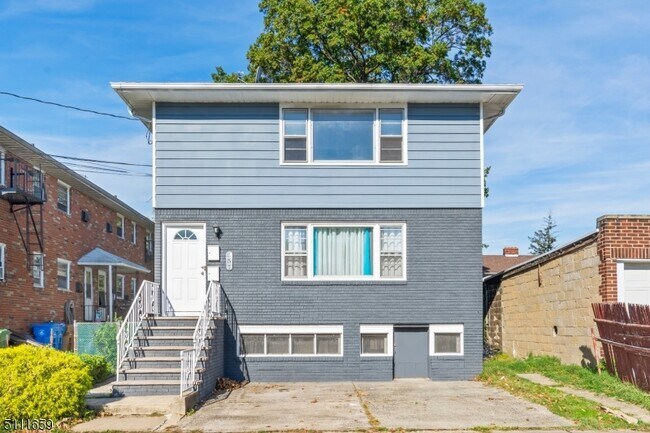 Building Photo - 557 E Elm St