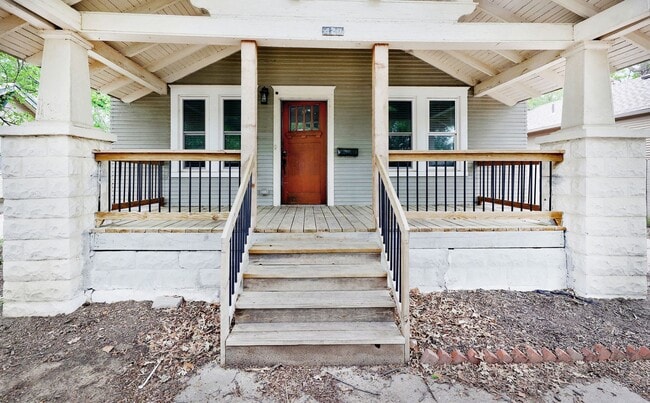 Building Photo - 420 S Green St