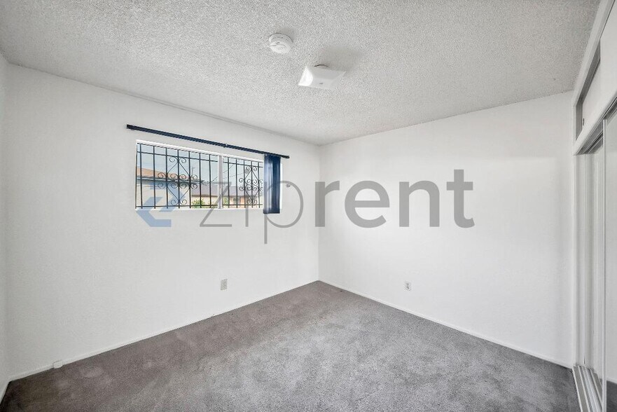 Building Photo - 2458 Normandie Ave