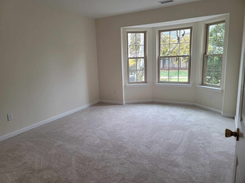 Building Photo - 27 Lear Ct