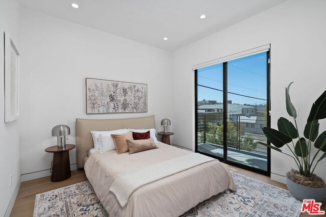 Building Photo - 714 N La Jolla Ave