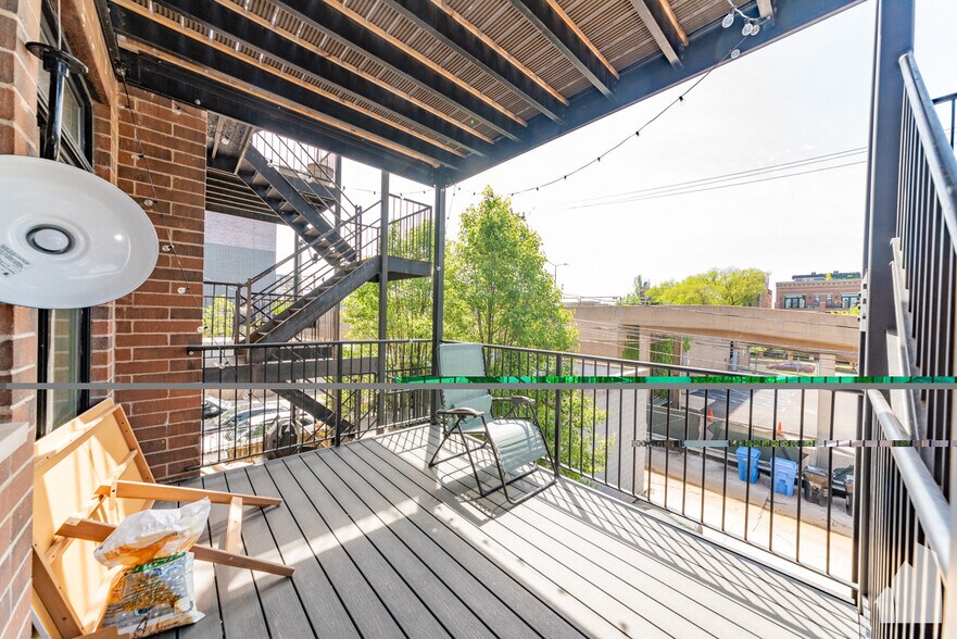 Building Photo - 1133 W Addison St