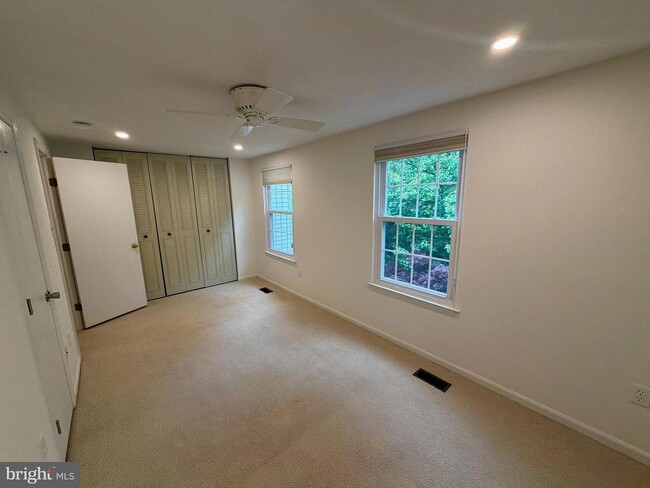 Building Photo - 9619 Glendower Ct