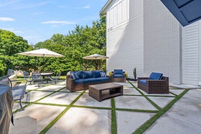 Building Photo - Furnished 1BR Studio w/ Fireplace & Deck – Prime Location!