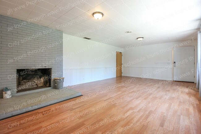 Building Photo - 160 SW Towle Ave