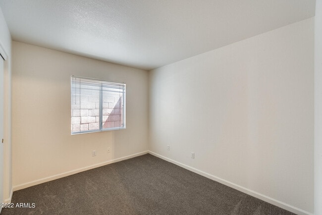 Building Photo - 3024 E Blackhawk Dr