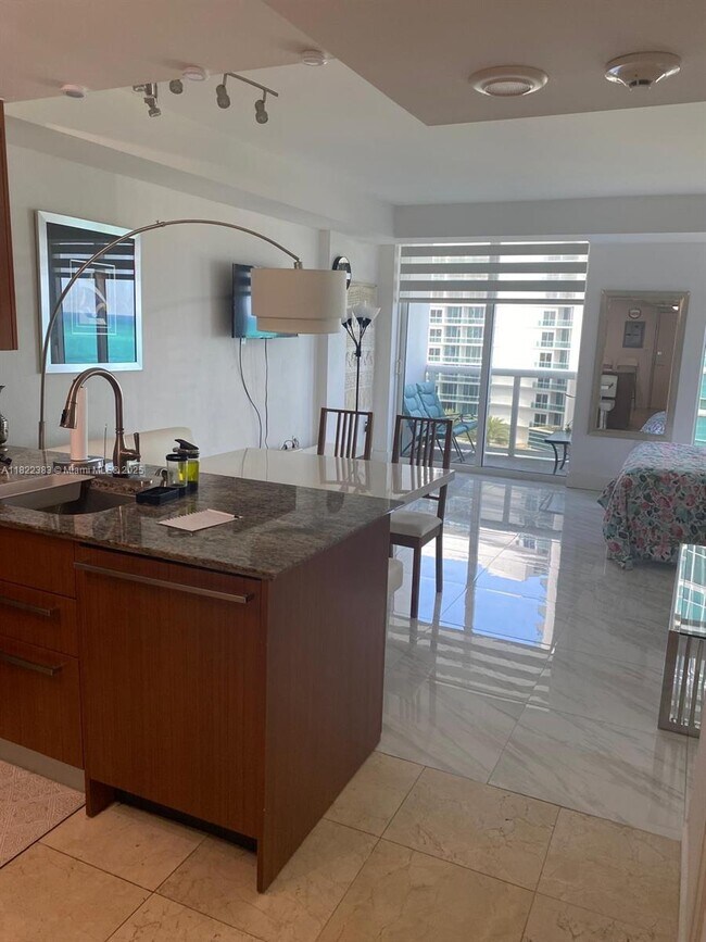 Building Photo - 10275 Collins Ave