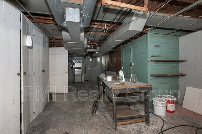 Building Photo - 1547 Sherbrook Rd