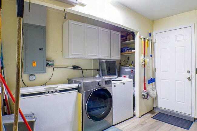 Building Photo - Beautifully updated 3-bedroom, 2-bathroom fence yard home in Fort Myers