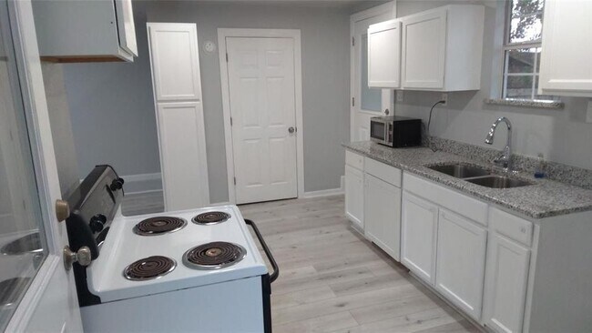 Building Photo - 7366 Meadowbrook Dr