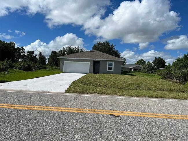 Building Photo - Coastal Comfort Awaits: Spacious 3-Bed, 2-...