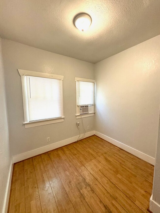 Building Photo - 105 N 17th St W