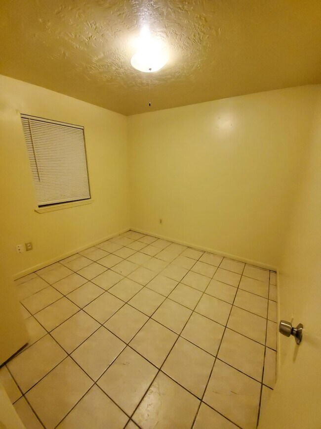 Building Photo - 2 bedroom /1 bath Fourplex in North Bryan! Available Now!