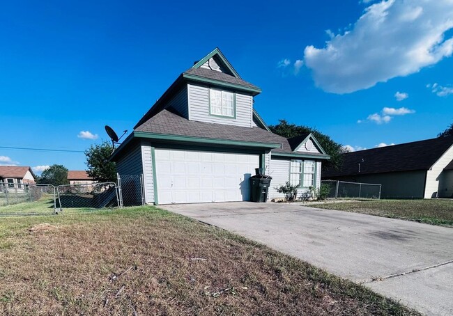 Building Photo - 2122 Lazy Ridge Dr