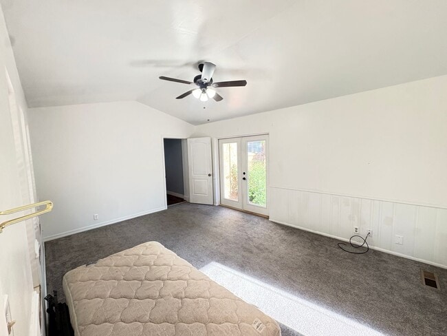 Building Photo - 437 Circleway Dr