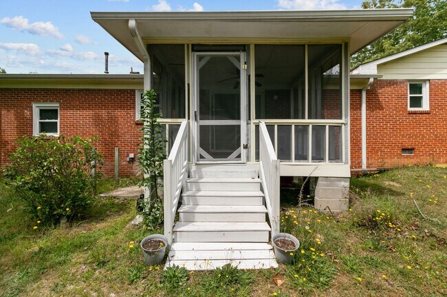 Building Photo - 4 Bedroom 2 Bath Ranch in a cul-de-sac