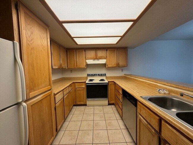 Building Photo - 2BR Condo w/Marina and Dock-Gated Waterfro...