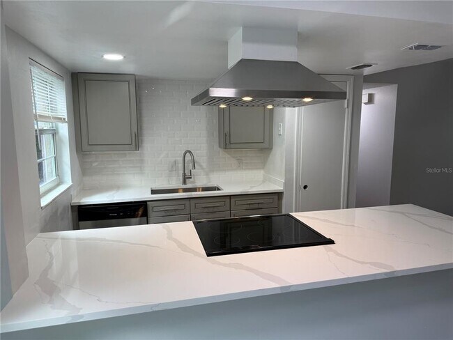 Building Photo - 726 Edgewater Dr