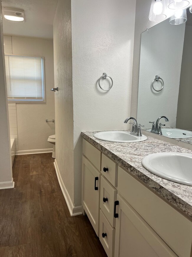 Building Photo - Newly Remodeled 3 bed 2 bath